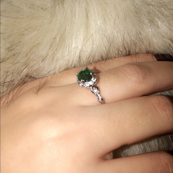 EMERALD & CRYSTAL PROMISE RING - Picture 5 of 8
